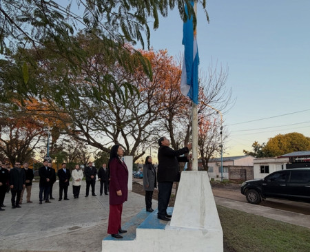Izamiento del Pabellón Nacional en la Plaza Gral. Manuel Belgrano